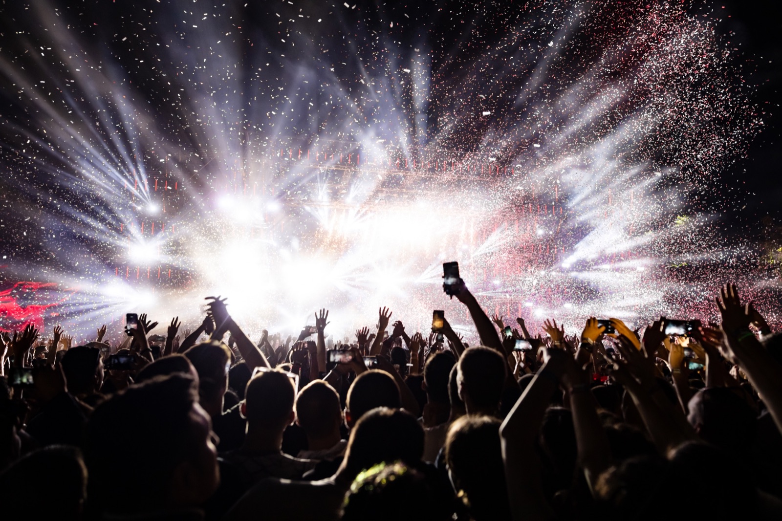Live evenement met professioneel licht, confetti en een enthousiast publiek